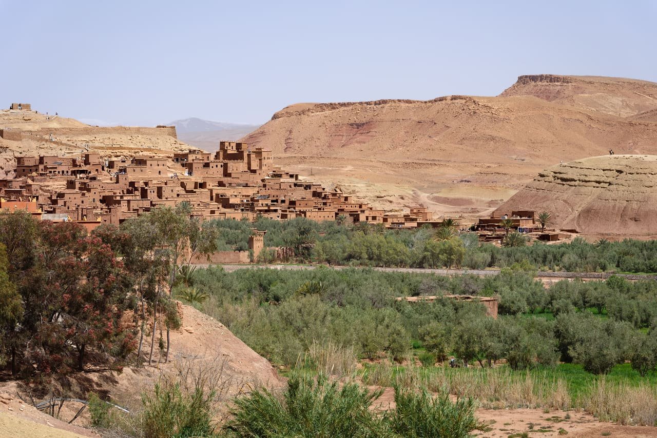 Le ksar fortifié en terre d’Aït Benhaddou, au-dessus du lit de la rivière