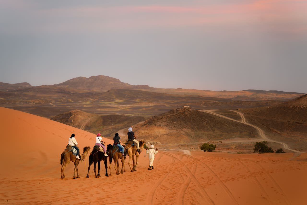 La lumière du couchant sur les crêtes de sable de l’Erg Chebbi, près de Merzouga