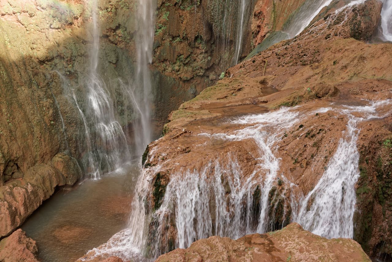 Les cascades d’Ouzoud tombant en paliers à travers les oliviers