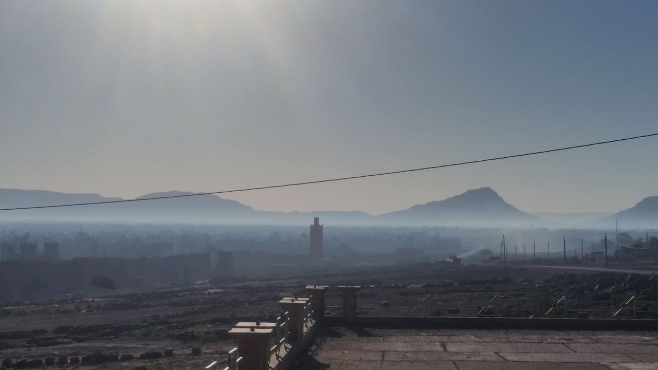 Un minaret émerge de la brume matinale à Zagora, dans la vallée du Drâa